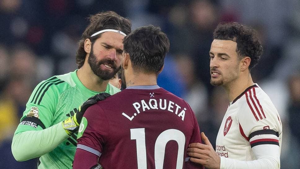 Alisson Becker (l.) talks to Lucas Paquetá