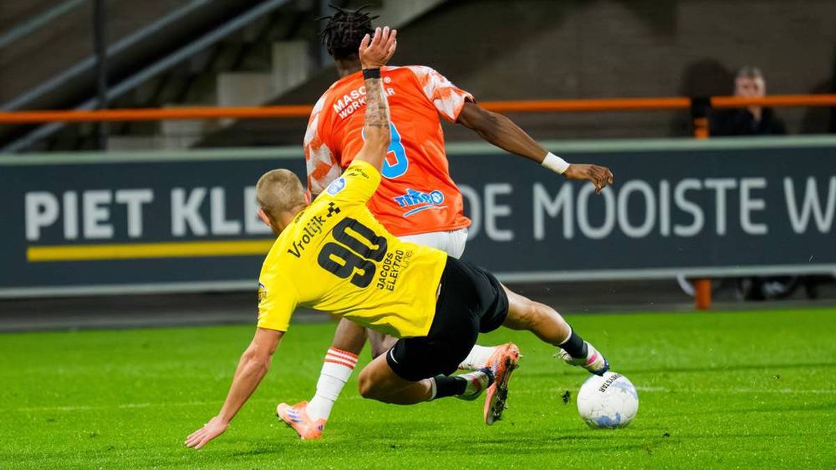 Lewis Holtby fouls Gibson Yah