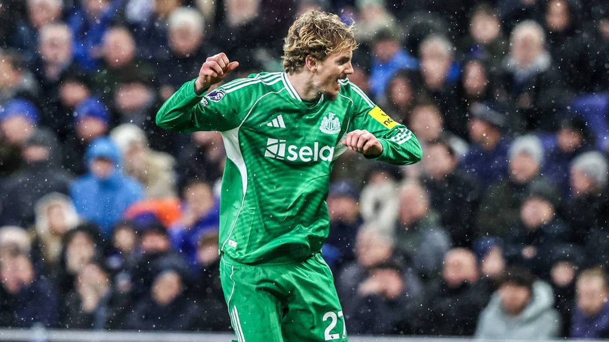 Nick Woltemade celebrates his goal to make it 3-0