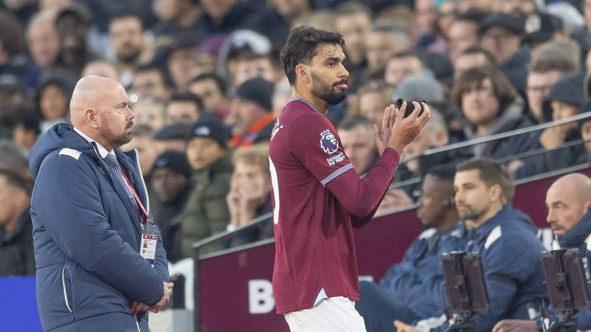 Lucas Paquetá leaves the field