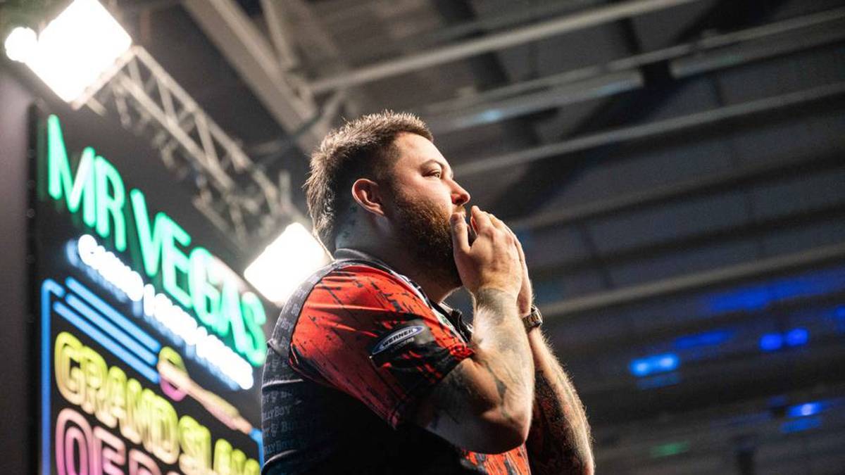 Michael Smith ensures a crazy game