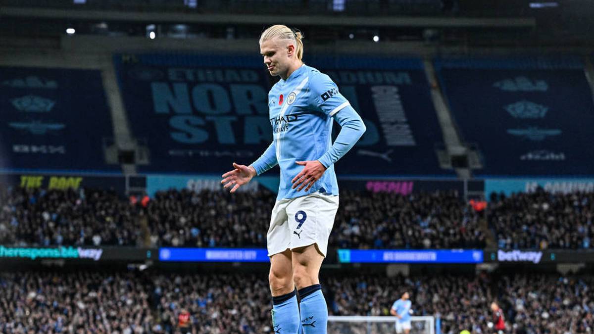 Erling Haaland shows his new robot celebration after scoring the 1-0