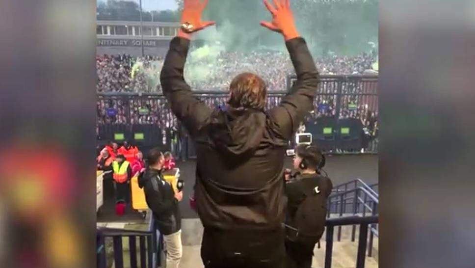 Former Gladbach coach Daniel Farke secured promotion to the Premier League with Leeds United. Of course, the team celebrates this extensively with the fans.