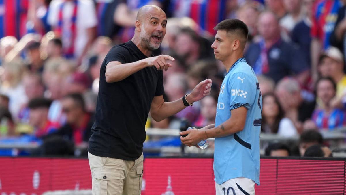 Man City coach Pep Guardiola obviously doesn't like the situation of Claudio Echeverri (r.), here in May 2025