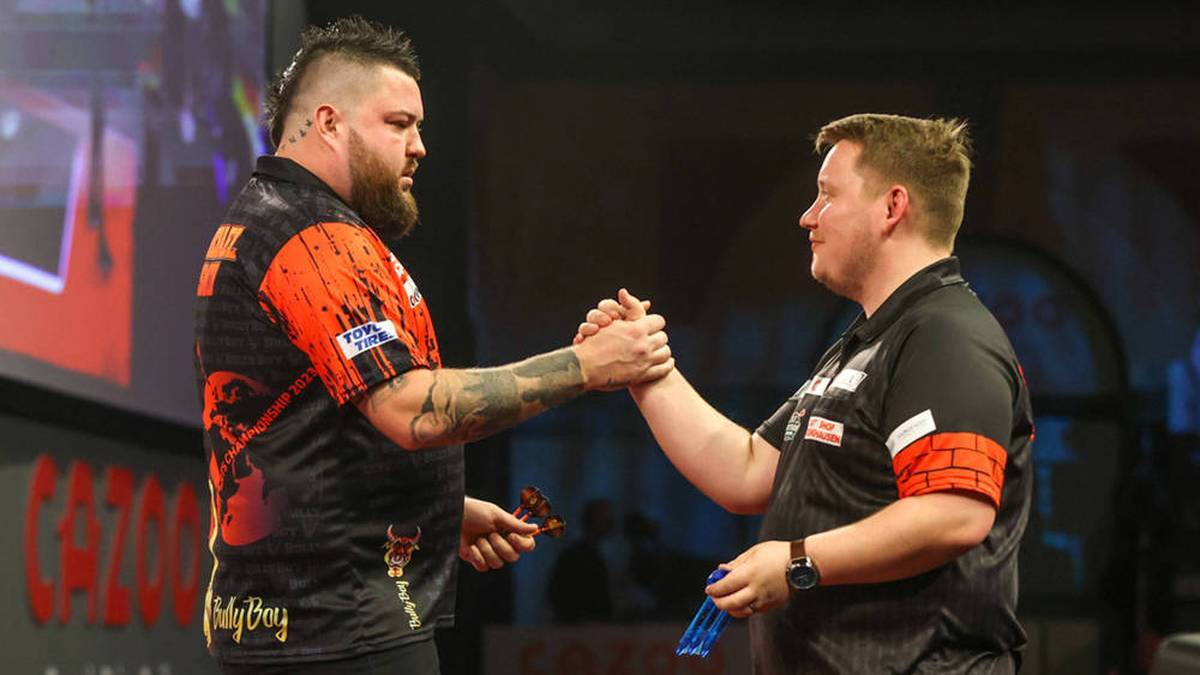 Martin Schindler (r.) will face Michael Smith in the first round of the Players Championship Finals