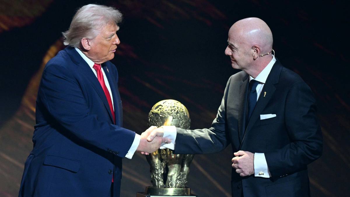 US President Donald Trump (l.) with Gianni Infantino