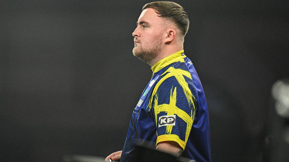 Luke Littler plays against Mensur Suljovic in the third round