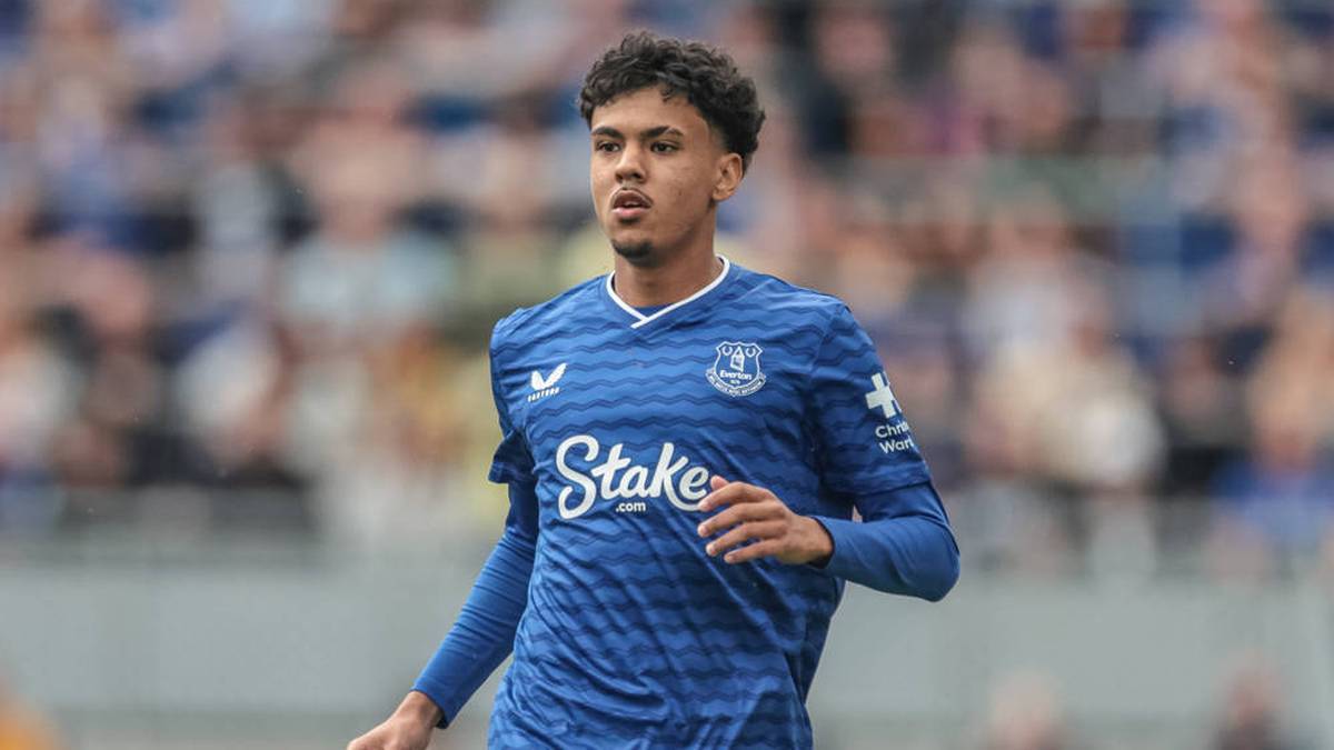 Adam Aznou is still waiting for his first minutes in the Premier League