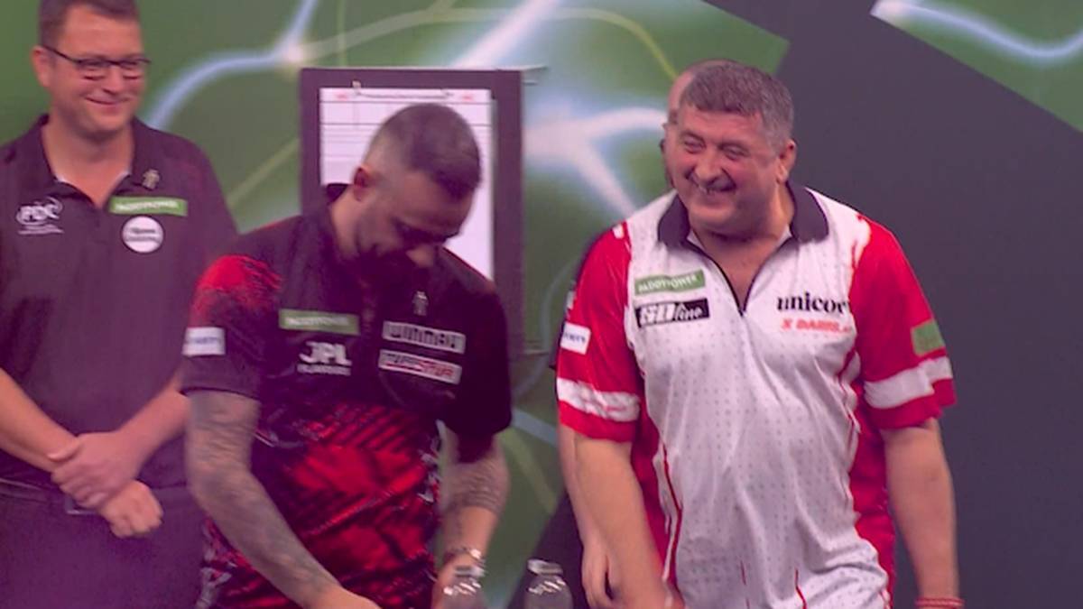 Joe Cullen makes serious accusations against Mensur Suljovic after the second round game at the Darts World Cup. SPORT1 summarizes the situation.