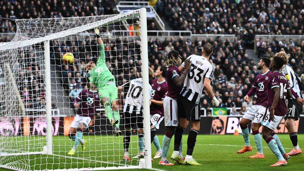 Bruno Guimaraes shot the ball from the corner flag into the upper right corner