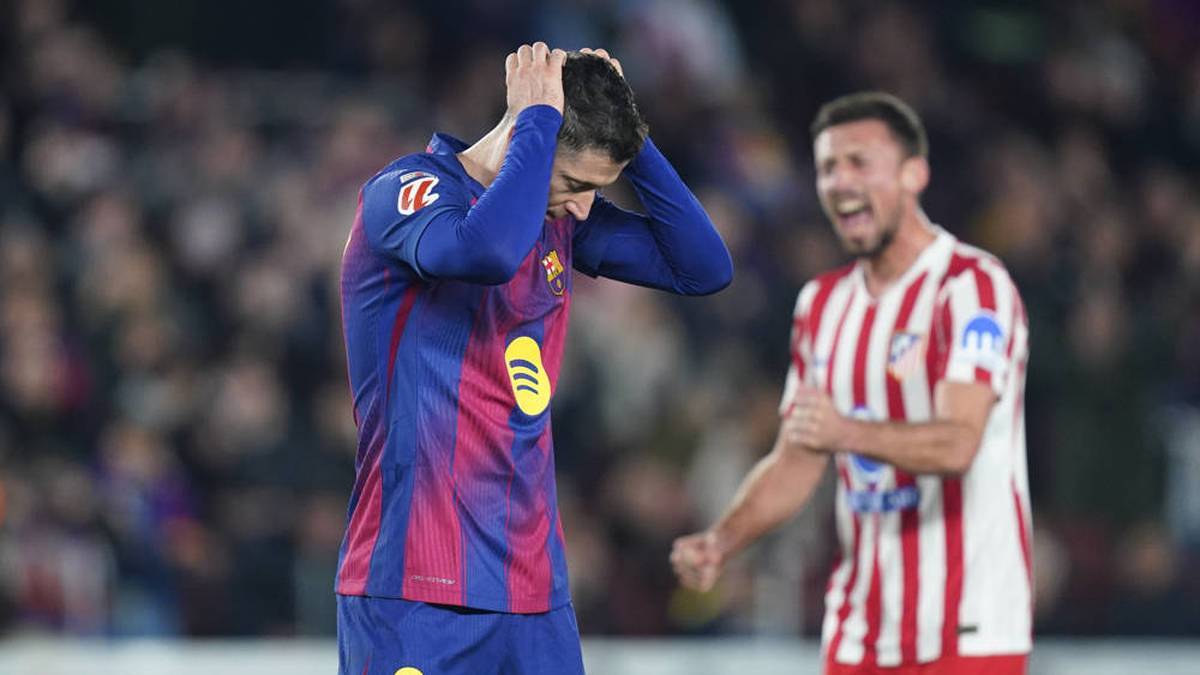 Robert Lewandowski misses a penalty against Atlético Madrid