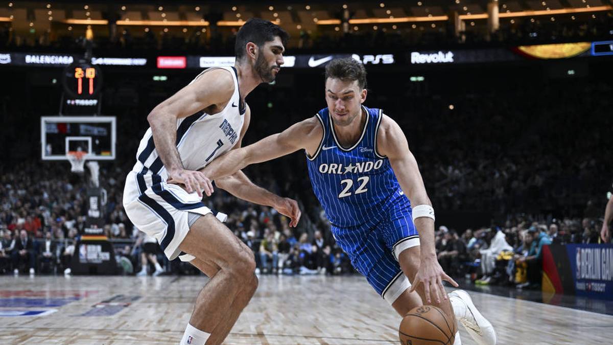 Franz Wagner (r.) with the ball