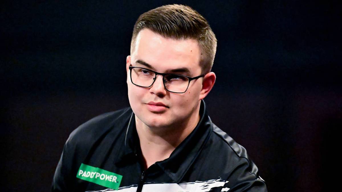 Gian van Veen loses the Darts World Championship final to Luke Littler