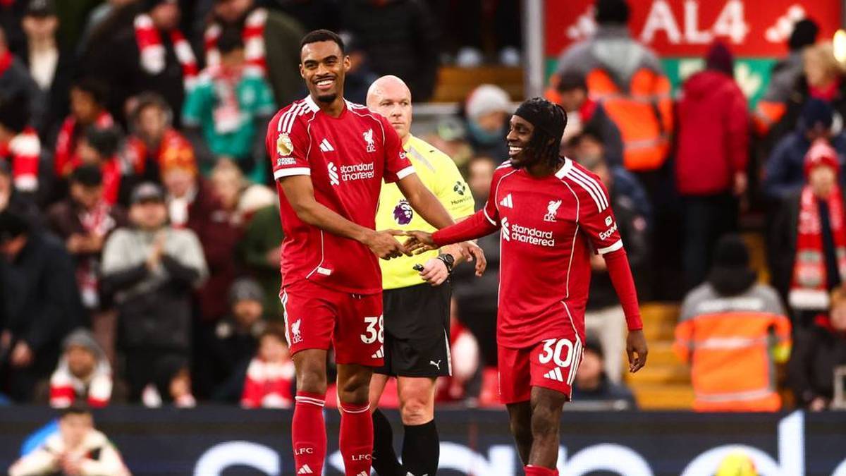 Jeremie Frimpong (r.) celebrates his first Premier League assist