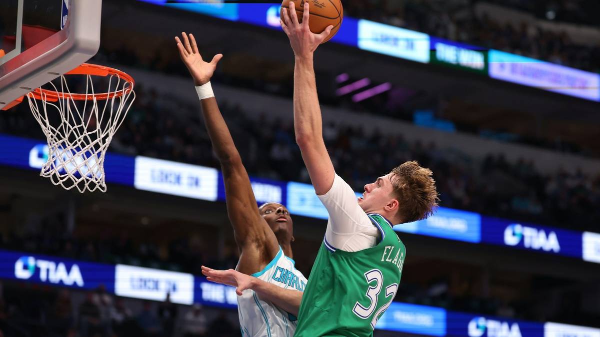 Cooper Flagg (r.) driving to the basket