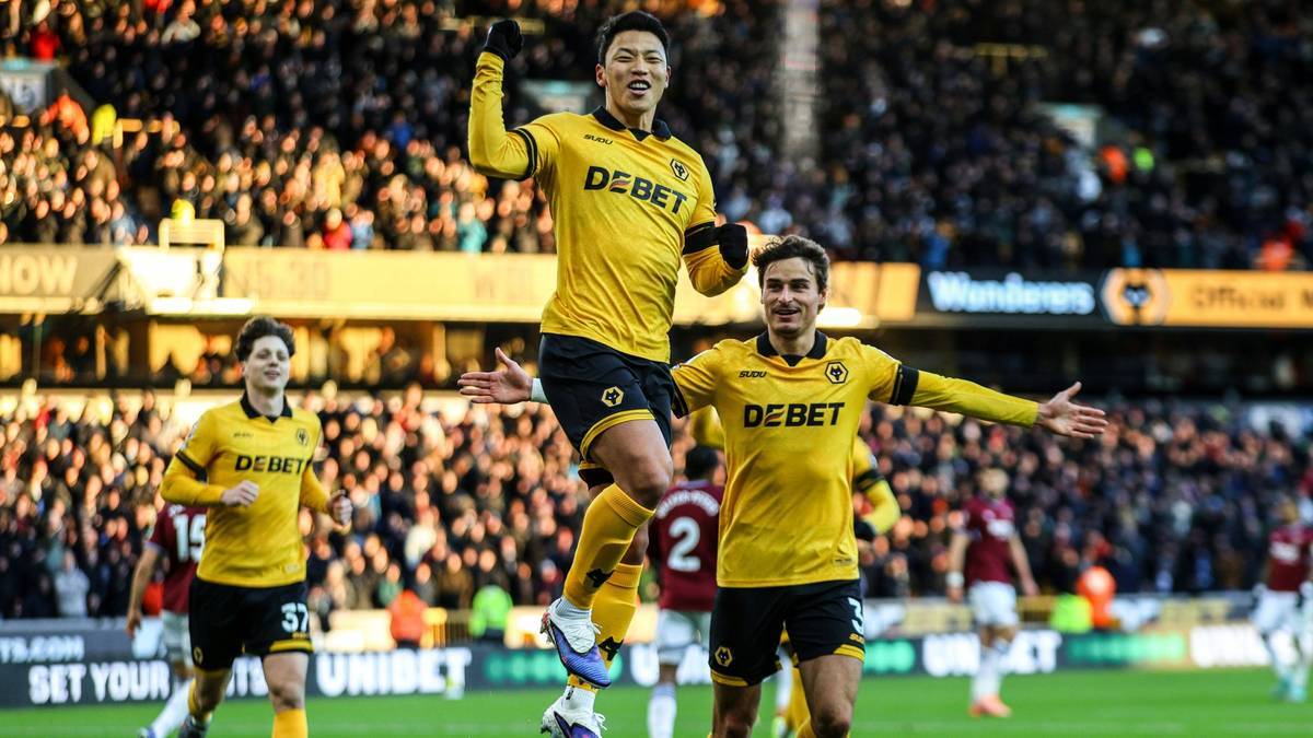 Hwang celebrates the goal for 2:0