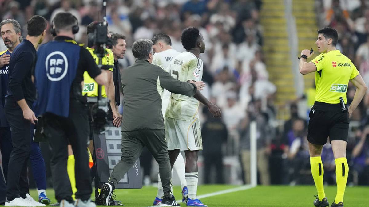 Things got heated between Diego Simeone (l.) and Vinícius (m.)