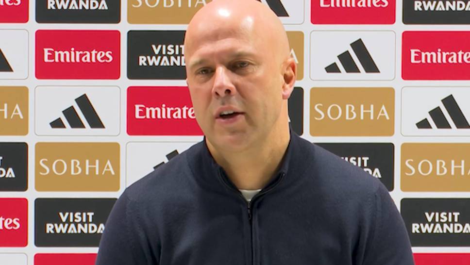Liverpool coach Arne Slot comments on the incident between Gabriel Martinelli and Conor Bradley after the 0-0 draw against Arsenal. The Brazilian threw the ball at the Englishman and grabbed him, not knowing that he was injured.