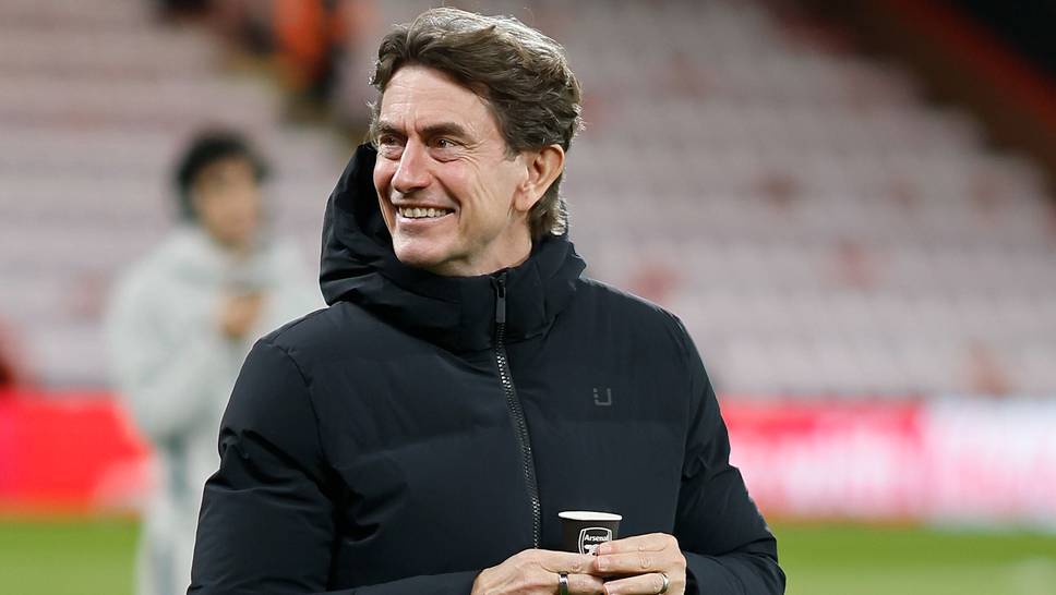 Tottenham coach Thomas Frank drinks from a cup from arch-rivals Arsenal FC before the game in Bournemouth. The internet scoffs - and the coach has to explain himself for this faux pas.