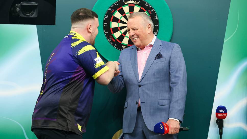 With John McDonald, a legend says goodbye to the darts stage. His last official act becomes an emotional moment: the master of ceremonies is allowed to announce Luke Littler as the winner of the 2026 World Darts Championship.