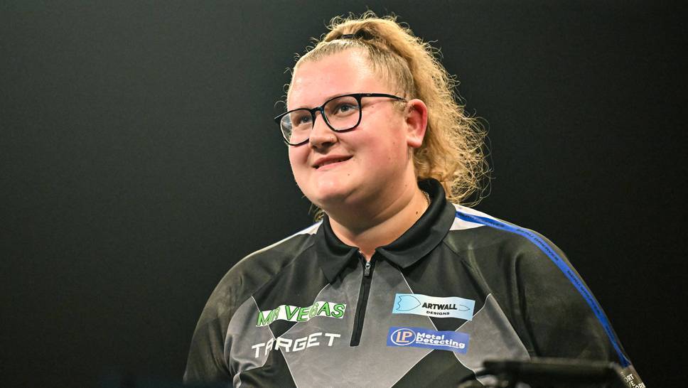 Gary Anderson raves about Beau Greaves and describes the 21-year-old as a "female Luke Littler".